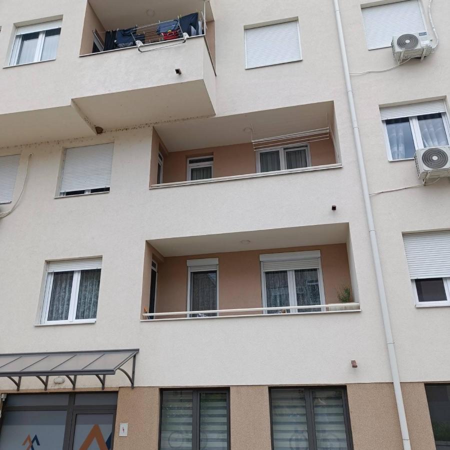 Black And White Pirot Exterior photo